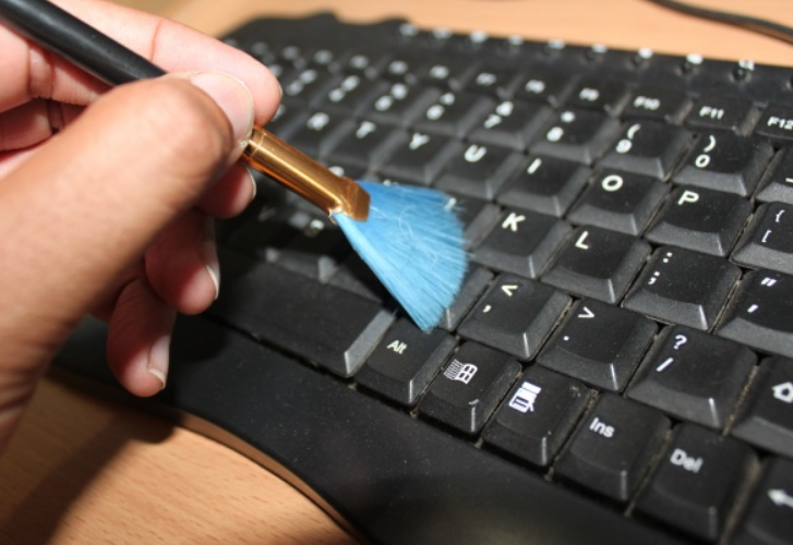 Cleaning a keyboard